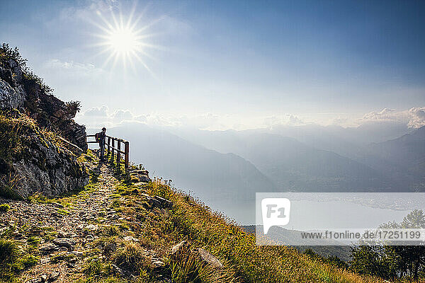 Italien  Lombardei  Wanderer auf dem Monte Legnoncino mit Blick auf den Comer See