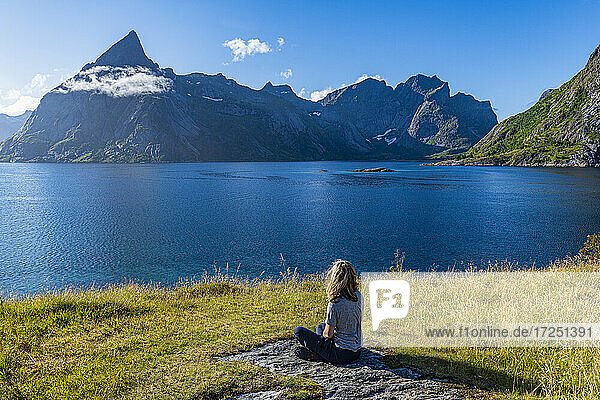 Frau mit Blick auf den Fjord  Reine  Lofoten  Norwegen