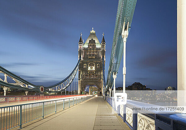 UK  England  London  Fahrzeug-Lichtspuren über der Tower Bridge in der Abenddämmerung