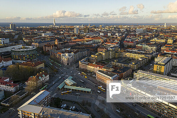 Schweden  Schonen  Malmö  Luftaufnahme des Stadtzentrums in der Abenddämmerung