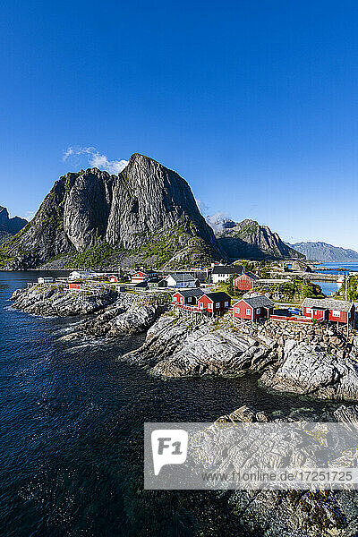 Berge bei einem Dorf unter blauem Himmel in Reine  Lofoten  Norwegen