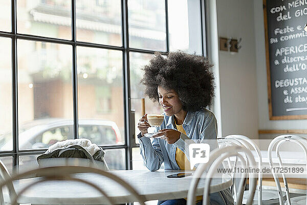 Geschäftsfrau trinkt Kaffee in einem Café
