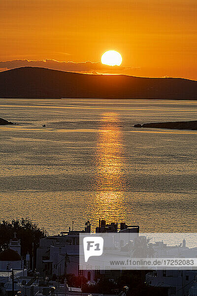 Griechenland  Südliche Ägäis  Horta  Stimmungsvoller Sonnenuntergang über der Küstenstadt mit dem Ägäischen Meer im Hintergrund