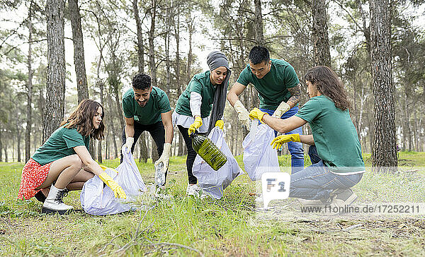 Umweltfreunde sammeln Plastikmüll im Wald