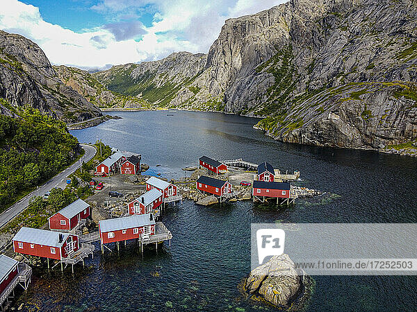 Norwegen  Nordland  Nusfjord  Luftaufnahme eines Fischerdorfes am Vestfjord