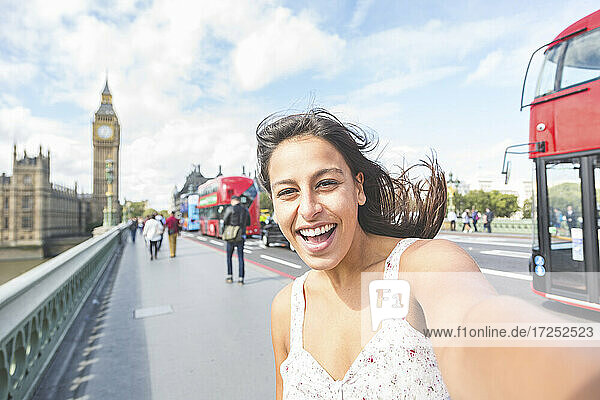 Fröhliche Frau macht ein Selfie auf einem Fußweg in London  England  UK