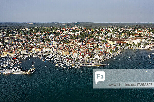 Kroatien  Istrien  Rovinj  Luftaufnahme des Hafens der Küstenstadt am westlichen Rand der Halbinsel Istrien