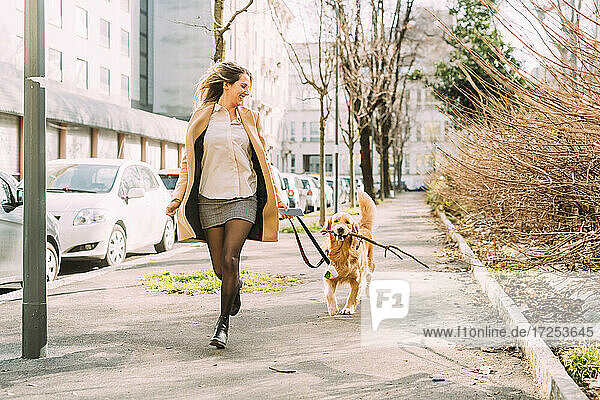 Italien  Frau mit Hund auf der Straße