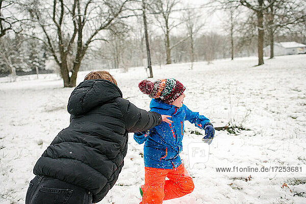 Kanada  Ontario  Zwei Jungen spielen im Schnee
