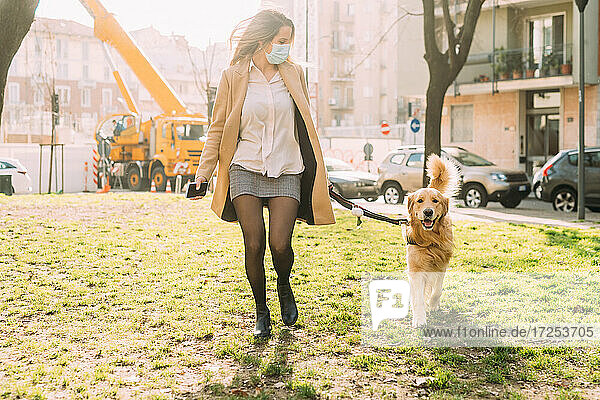 Italien  Frau mit Hund beim Spaziergang in städtischer Umgebung