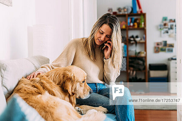 Italien  Junge Frau mit Hund zu Hause