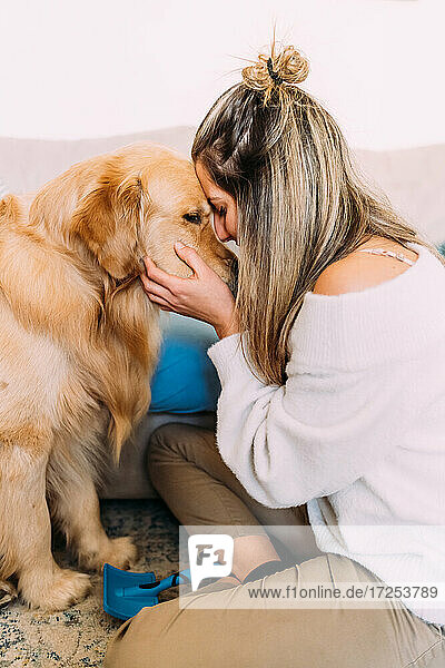 Italien  Junge Frau umarmt Hund