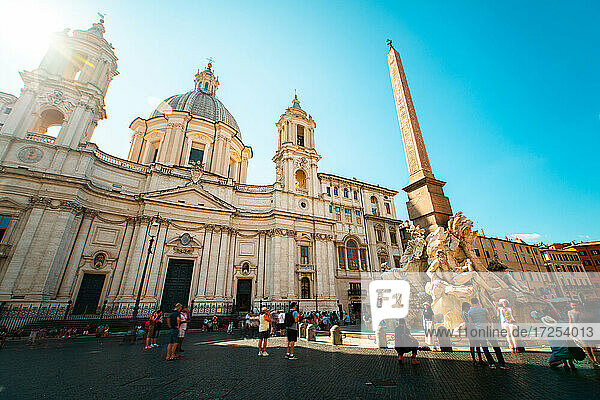 Tiefblick auf Menschen bei Sant'Agnese in Agone und Fiumi-Brunnen  Rom
