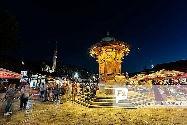 Touristen genießen den Sebilj auf dem Bascarsija-Platz in Sarajevo