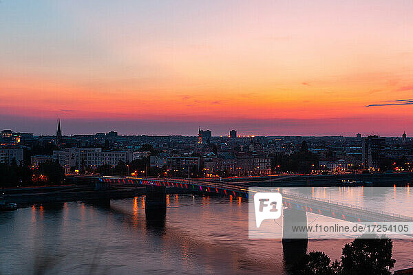 Blick auf die Varadin-Brücke über die Donau und die Stadt Novi Sad bei Sonnenuntergang