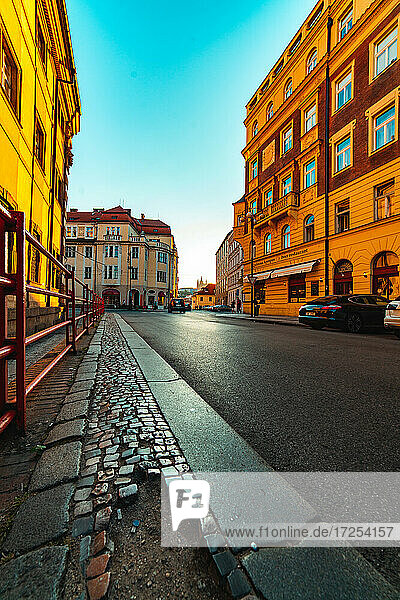 Ansicht einer Straße mit Gebäuden in der Stadt Prag