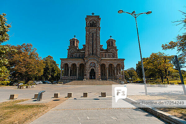 Niedriger Blickwinkel auf die Markuskirche gegen den Himmel in der Stadt Belgrad