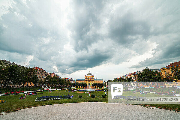 Touristen entspannen sich im öffentlichen Park des Kunstpavillons in Zagreb