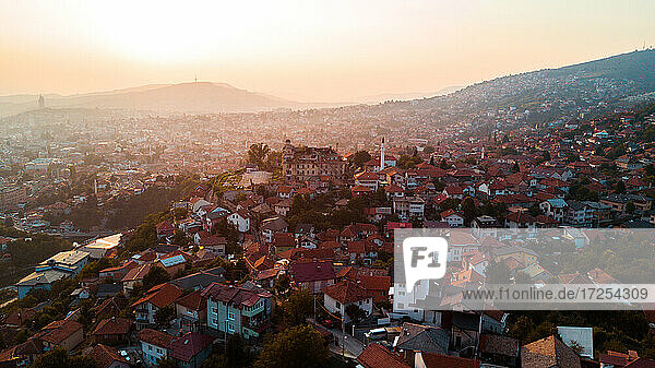 Luftaufnahme des Stadtbilds von Sarajevo bei Sonnenuntergang