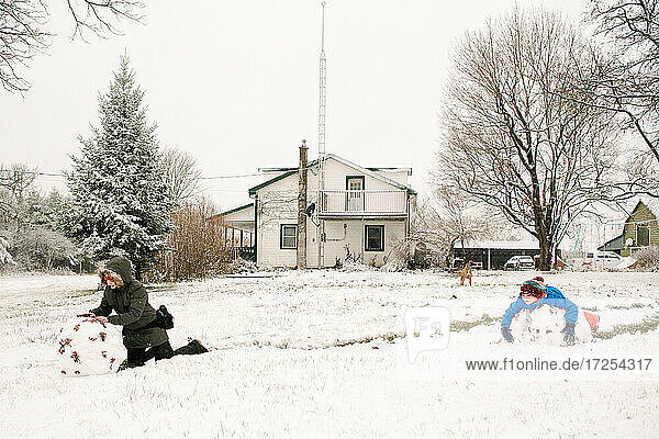Kanada  Ontario  Mutter und Sohn spielen im Schnee