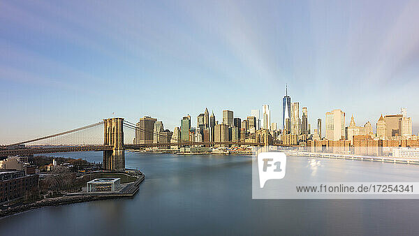 USA  NY  New York City  Skyline von Lower Manhattan und Brooklyn Bridge