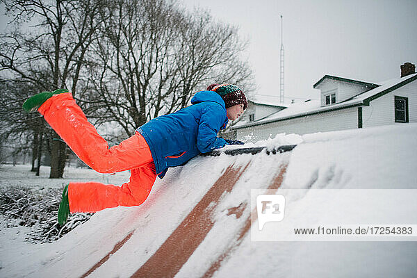 Kanada  Ontario  Junge spielt im Schnee