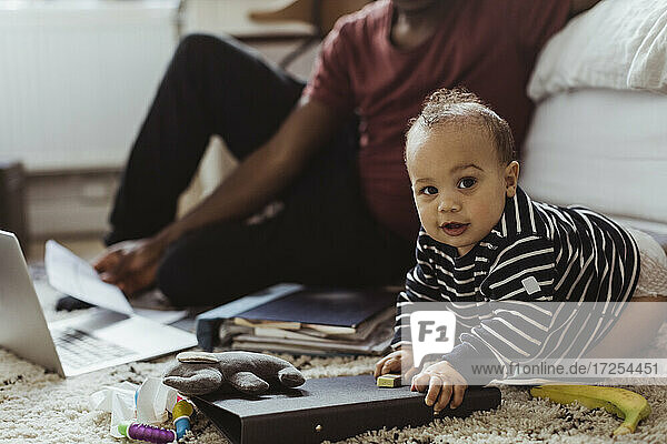 Porträt von Baby-Junge neben Papa-Unternehmer im Schlafzimmer zu Hause