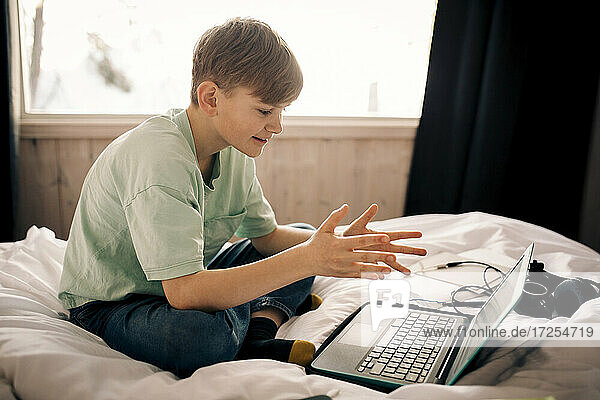 Junge nimmt während des E-Learnings zu Hause an einem Videoanruf teil