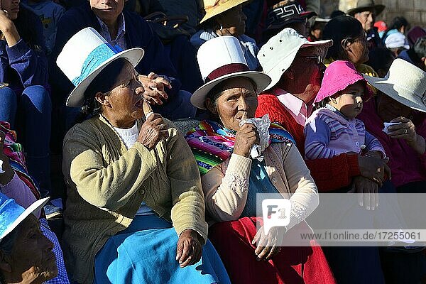 Zwei indigene Frauen schlecken Eis beim Umzug am Vortag von Inti Raymi  Fest der Sonne