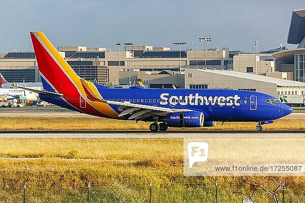 Ein Boeing 737-700 Flugzeug der Southwest Airlines mit dem Kennzeichen N7841A auf dem Flughafen Los Angeles  USA  Nordamerika