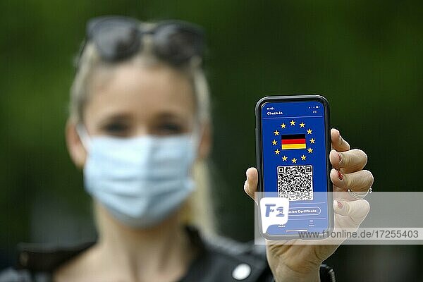 Symbolfoto Impfprivileg  Frau zeigt Smartphone mit digitalem europäischen Impfpass mit QR-Code  Corona-Krise  Deutschland  Europa