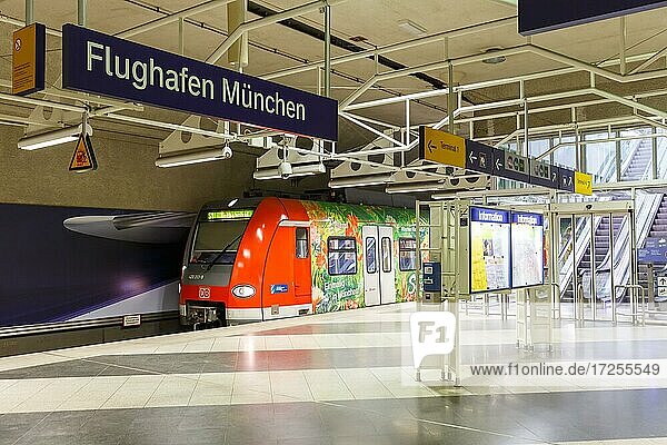 S-Bahn Bahnhof Deutsche Bahn am Flughafen München  Deutschland  Europa