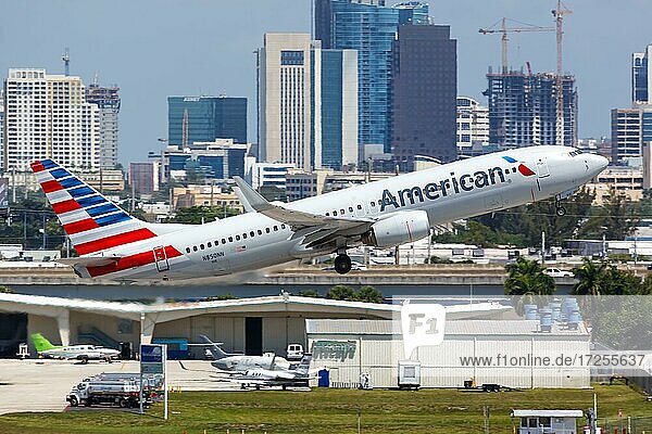 Ein Boeing 737-800 Flugzeug der American Airlines mit dem Kennzeichen N850NN startet vom Flughafen Fort Lauderdale  USA  Nordamerika