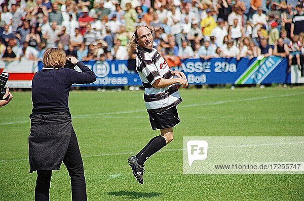 Komiker Otto Waalkes präsentiert einen seiner Gags  anlässlich eines vom Sportverein LSK organisierten Benefiz-Spiels  17. Mai 1998  Lüneburg  Niedersachsen  Deutschland  Europa