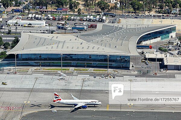 Ein Airbus A320 der British Airways mit dem Kennzeichen G-EUYP auf dem Flughafen Gibraltar