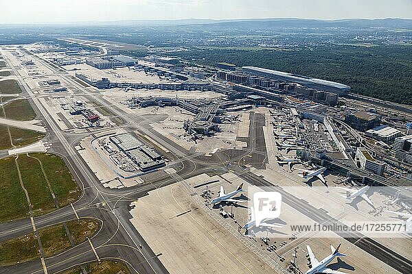 Luftbild Terminal 1 und Lufthansa Flugzeuge am Flughafen Frankfurt FRA während des Coronavirus Corona Virus COVID-19 in Frankfurt  Deutschland  Europa