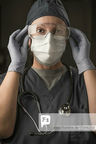 Ärztin oder Krankenschwester mit Kittel  Mundnasenschutz und Schutzbrille