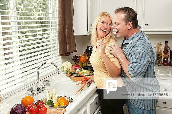Glückliches Paar genießt einen Abend bei der Zubereitung von Speisen in der Küche