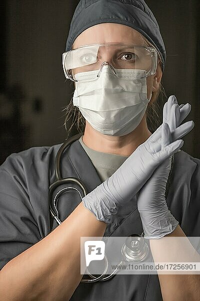 Ärztin oder Krankenschwester mit Kittel  Mundnasenschutz und Schutzbrille