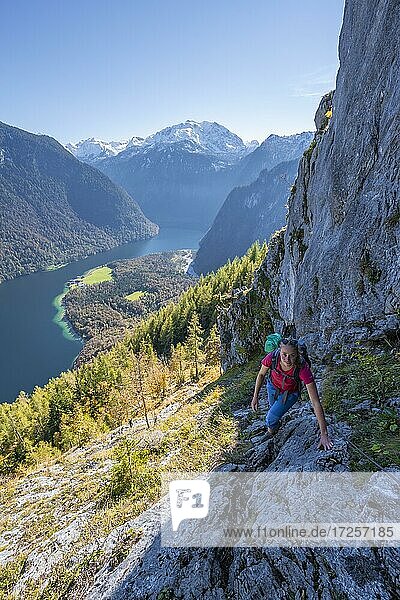 Panoramablick auf den Königssee vom Rinnkendlsteig  Junge Frau auf der Wanderung zur Achenkanzel  herbstlicher Wald und schneebedeckte Berge  Nationalpark Berchtesgaden  Berchtesgadener Land  Oberbayern  Bayern  Deutschland  Europa