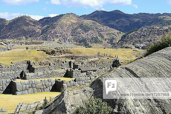 Blick von den Inka Ruinen Sacsayhuamán auf die Stadt  Cusco  Peru  Südamerika