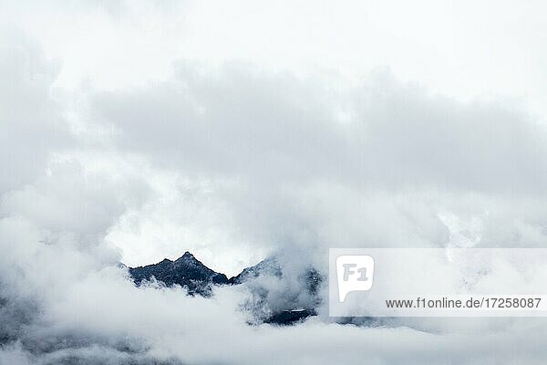 Berggipfel ragt aus Wolken  Sölden  Ötztal  Tirol  Österreich  Europa