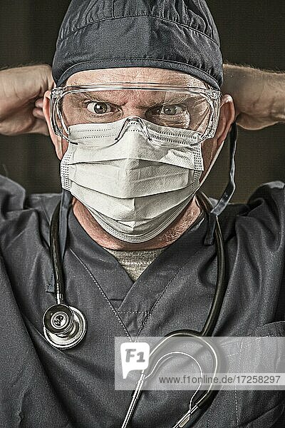 Arzt oder Pfleger mit Kittel  Mundschutzmaske und Schutzbrille