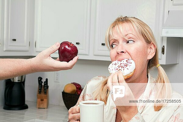 Paar in der Küche essen Donut und Kaffee oder gesunde Früchte