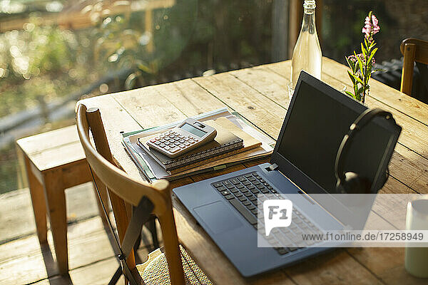 Laptop  Kopfhörer  Taschenrechner und Notebooks auf dem Cafétisch