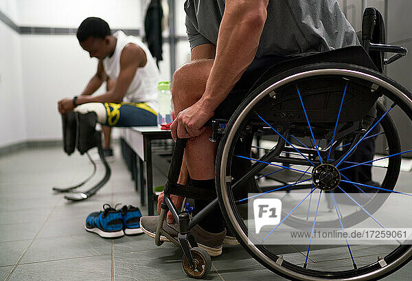Querschnittsgelähmter Sportler im Rollstuhl in der Umkleidekabine