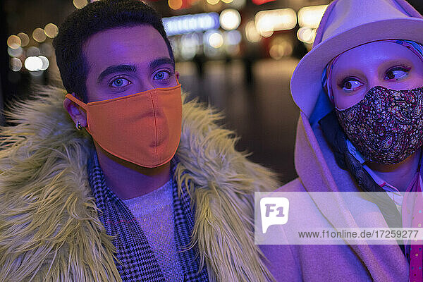 Porträt stilvolles junges Paar in Gesichtsmasken