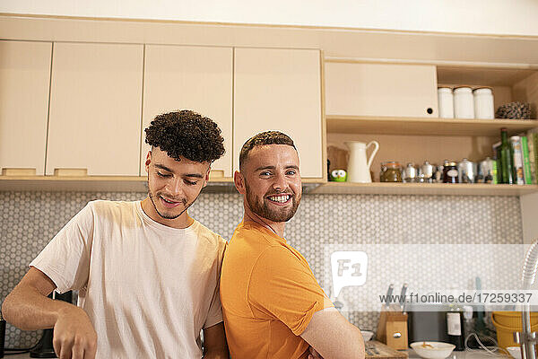 Porträt glücklich Homosexuell männliches Paar in der Küche