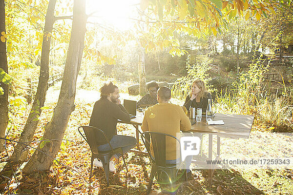 Geschäftsleute arbeiten am Tisch in sonnigen idyllischen Herbst Park