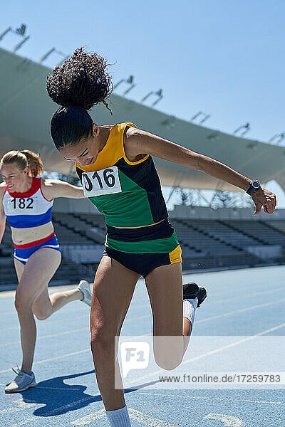 Weibliche Leichtathleten beim Wettkampf auf der Ziellinie